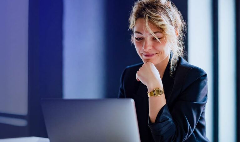 Frau arbeitet am Notebook